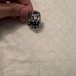 Gucci men’s Lion ring with black gem in mouth